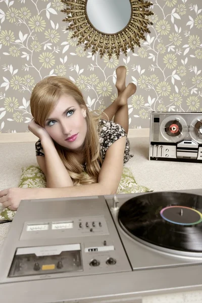 Audiofiele retro vrouw vinyl draaitafel muziek — Stockfoto