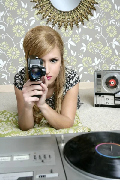 Супер 8 мм камера ретро женщина винтажная комната — стоковое фото