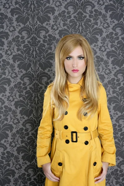Módní retro žena žluté gabardénový plášť — Stock fotografie