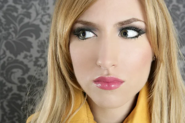 Moda retrô loira mulher retrato maquiagem detalhe — Fotografia de Stock