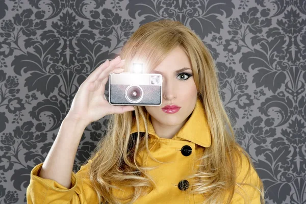 Fashion fotograaf retro camera verslaggever vrouw — Stockfoto