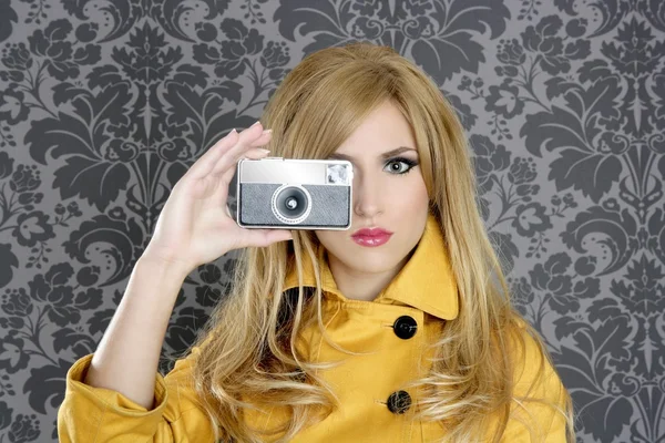 Kobieta reporter retro aparat fotograf moda — Zdjęcie stockowe