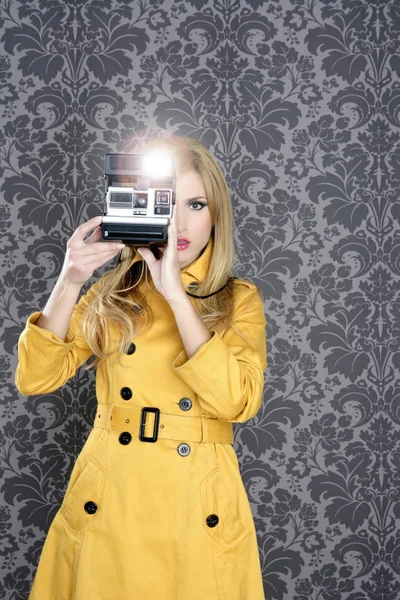 Kobieta reporter retro aparat fotograf moda — Zdjęcie stockowe