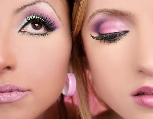 Make-up closeupl macro twee gezichten multiraciale in roze — Stockfoto