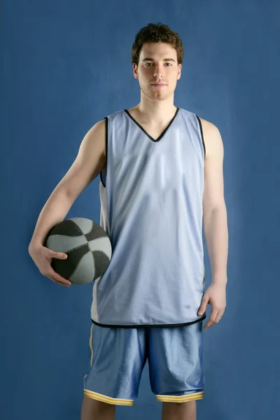 Koš hráč mladý muž nad modrá — Stock fotografie
