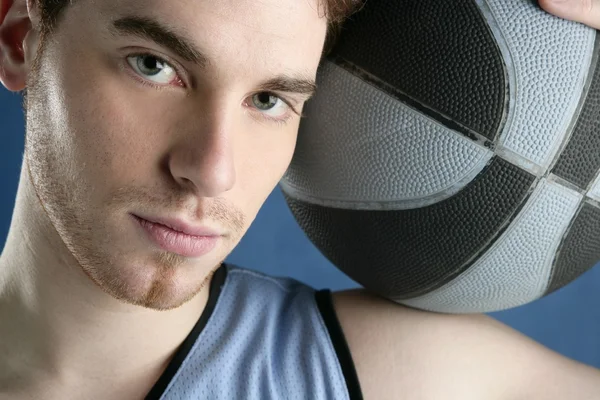 Basketbal mladík koš hráč portrét — Stock fotografie