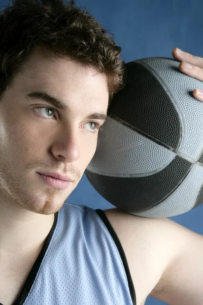 バスケット ボール若い男のバスケット選手の肖像画 — ストック写真