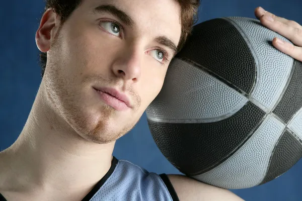 Portret gracza kosz młody człowiek koszykówki — Zdjęcie stockowe