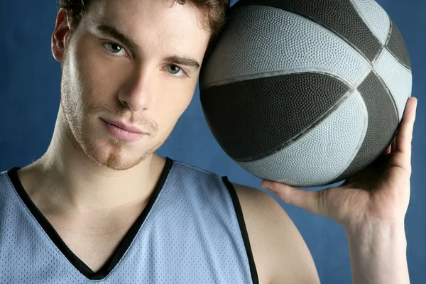 Basket giocatore giovane sopra blu — Foto Stock