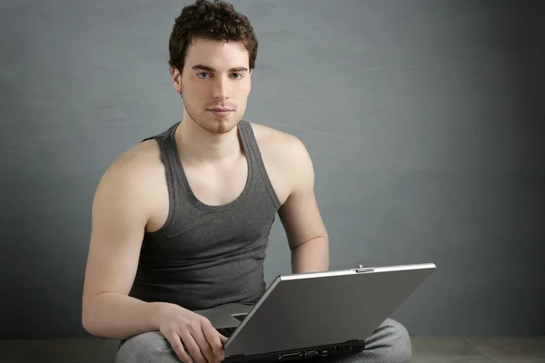 英俊的学生年轻男子坐在工作笔记本 — 图库照片