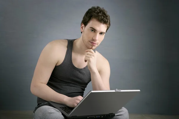 Knappe student jonge man zitten werkende laptop — Stockfoto