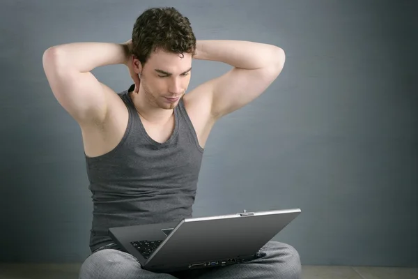 Beau étudiant jeune homme assis ordinateur portable de travail — Photo