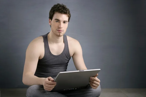Vacker student ung man sitta arbetande laptop — Stockfoto