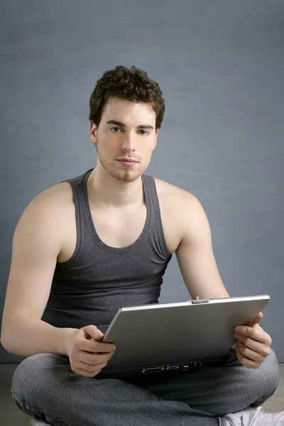 Bello studente giovane uomo sedersi laptop di lavoro — Foto Stock