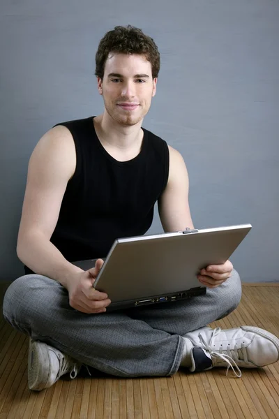 Bello studente giovane uomo sedersi laptop di lavoro — Foto Stock