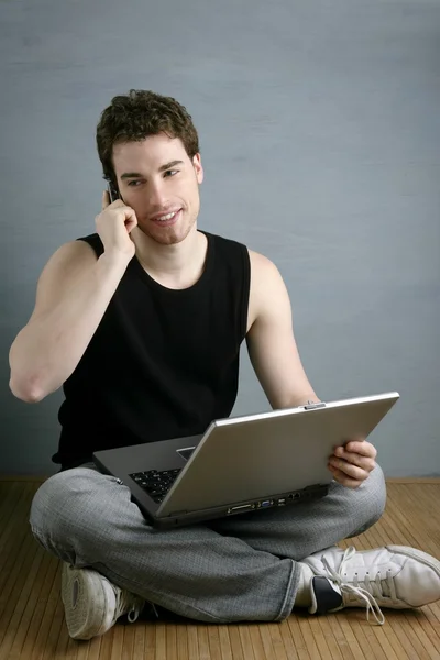 Випадковий студент розмовляє мобільний телефон ноутбук сидить — стокове фото