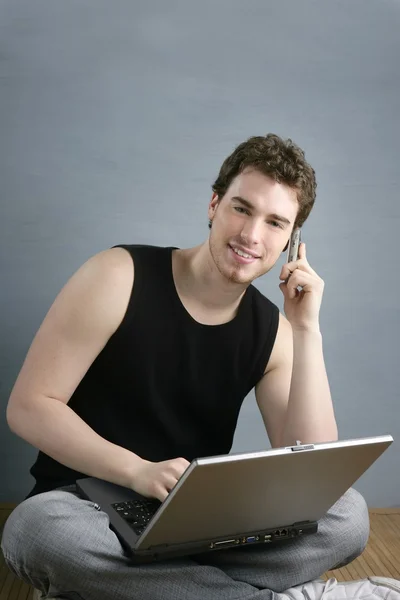 Випадковий студент розмовляє мобільний телефон ноутбук сидить — стокове фото