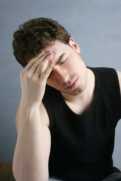 Dolor de gesto preocupado dolor de cabeza de hombre joven — Foto de Stock