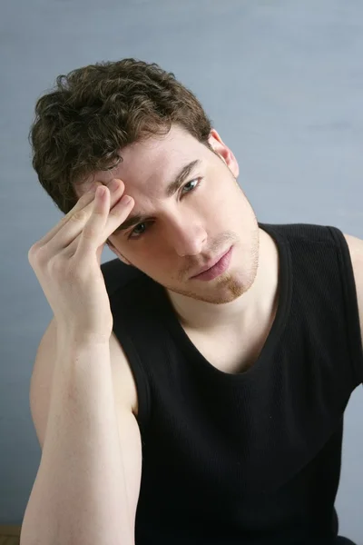Endişeli bir jest ağrı genç adam baş ağrısı — Stok fotoğraf