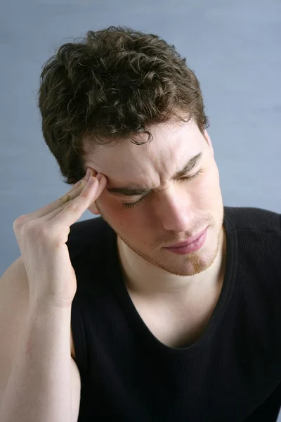 Dolor de gesto preocupado dolor de cabeza de hombre joven —  Fotos de Stock