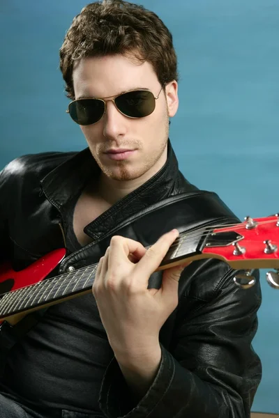 Gitar rock yıldızı erkek güneş gözlüğü deri ceket — Stok fotoğraf