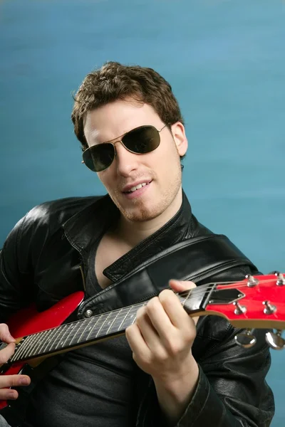 Szexi rock férfi napszemüveg bőrkabát — Stock Fotó