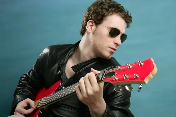 Guitarra estrella del rock hombre gafas de sol chaqueta de cuero — Foto de Stock