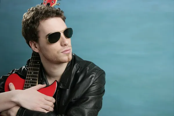 Гітара рок зірка чоловік сонцезахисні окуляри шкіряний піджак — стокове фото