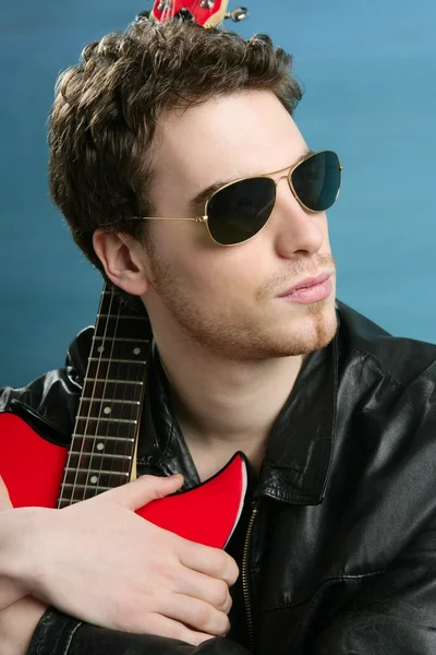 Sexy hombre de roca gafas de sol chaqueta de cuero — Foto de Stock