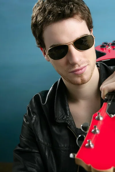 Gitar rock yıldızı erkek güneş gözlüğü deri ceket — Stok fotoğraf
