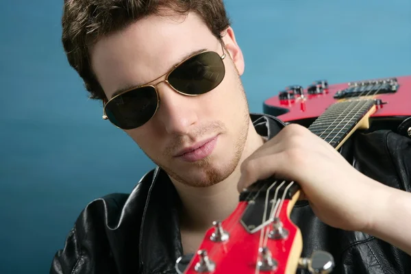 Sexy rock homme lunettes de soleil veste en cuir — Photo