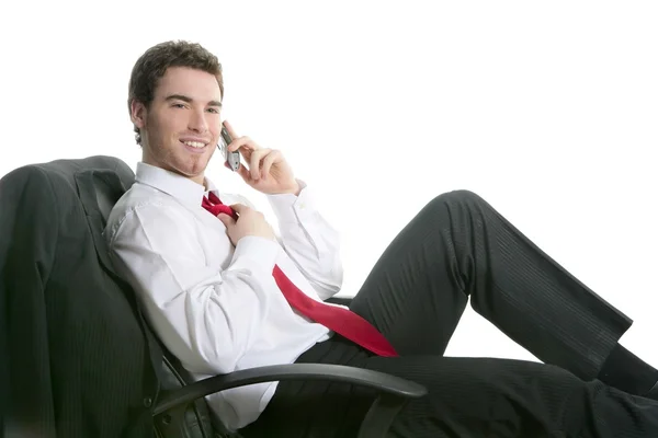 Üzletember nyugodt beszél mobiltelefon székre ülni — Stock Fotó
