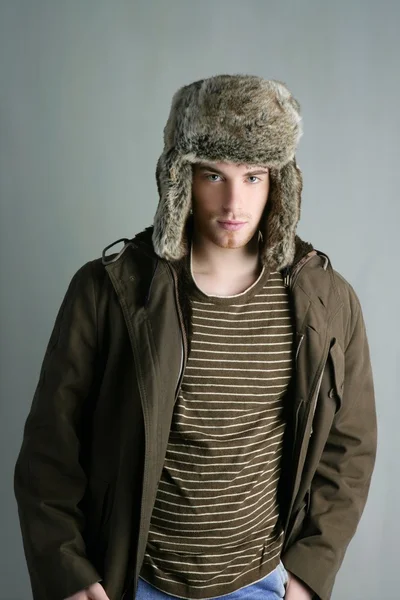 Меховая шляпа зимняя мода молодой человек коричневая осень — стоковое фото