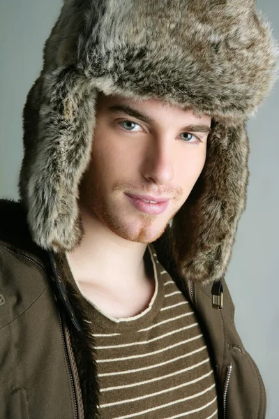 时尚年轻人的冬季毛皮帽子肖像 — 图库照片
