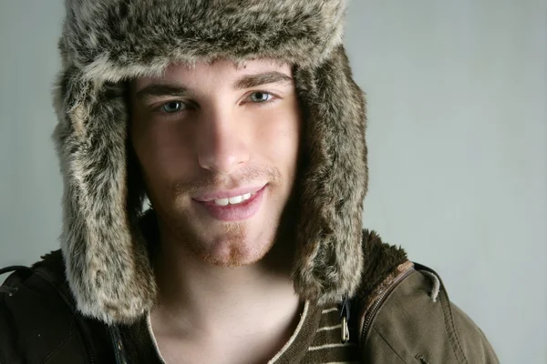 Kürk Kış moda şapka genç adam kahverengi sonbahar — Stok fotoğraf