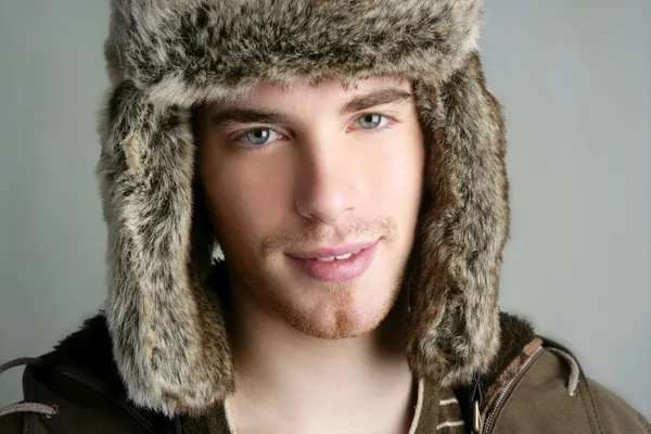 ファッションの若い男の冬の毛皮帽子の肖像 — ストック写真