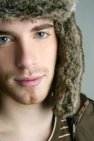 Pelliccia cappello moda inverno giovane uomo marrone autunno — Foto Stock