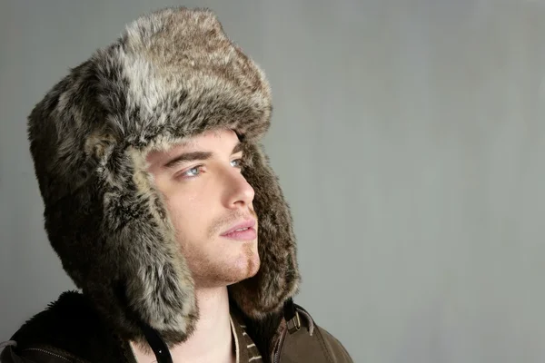 Zimní srst klobouk portrét mladého muže, módní — Stock fotografie