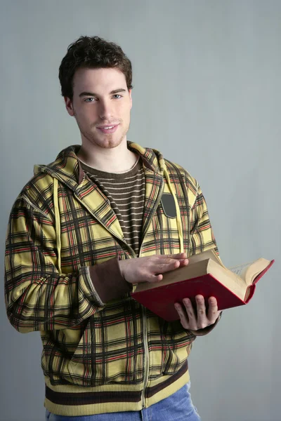 Jeune étudiant garçon avec livre ouvert dans les mains — Photo