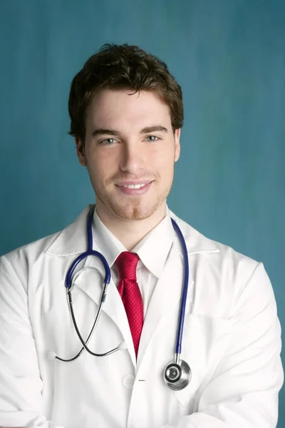 Χαρούμενος νεαρός γιατρός αρσενικό άνθρωπος χαμόγελο όμορφος — Φωτογραφία Αρχείου