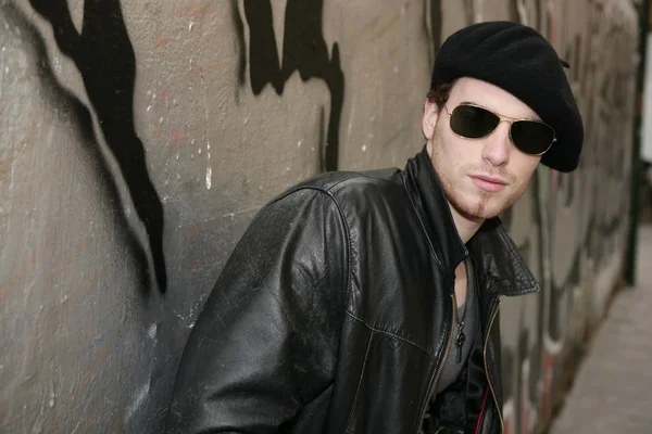 Рок-рок-зірка молодий чоловік сонцезахисні окуляри — стокове фото