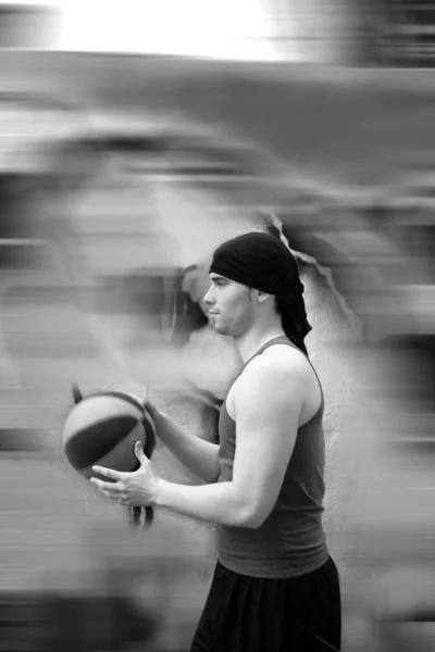 アクティブ モーション ストリート バスケット選手のボール — ストック写真