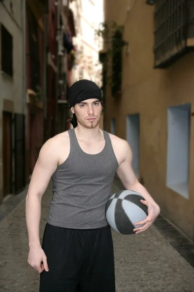 Unga basketspelare korg bollen gatan. — Stockfoto