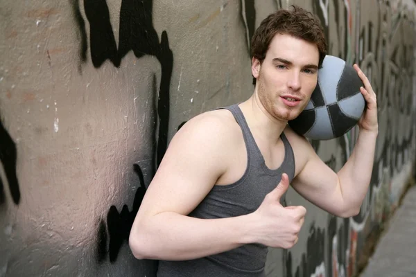 Ok rendben ujj gesztus fiatal férfi kosárlabda játékos — Stock Fotó