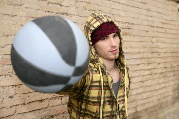 Grunge basket jugador de calle pelota en Brickwall —  Fotos de Stock