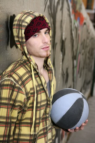 Grunge basket jugador de calle pelota en Brickwall —  Fotos de Stock
