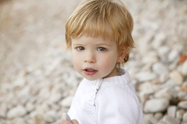 Chlapec portrét zimní venkovní, kameny pozadí — Stock fotografie