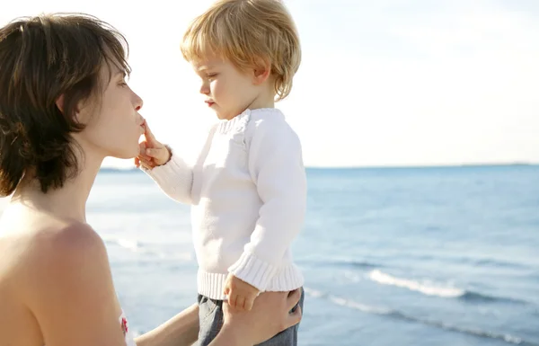 Anne ve plajda oynayan sarışın oğlu — Stok fotoğraf