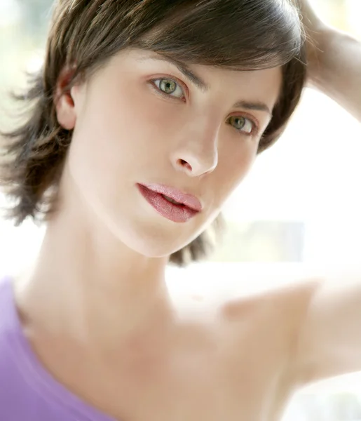 バックライト付きの美しいモデルの女性の肖像画 — ストック写真