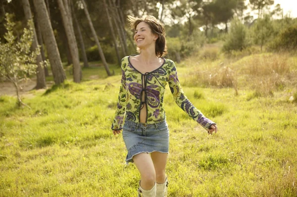 Frau im grünen Outdoor-Laufanzug — Stockfoto